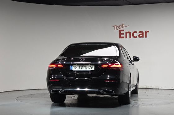 Mercedes-Benz E-Class E220d 4MATIC AMG Line — пробег 66 326 км — фото 4 из 5