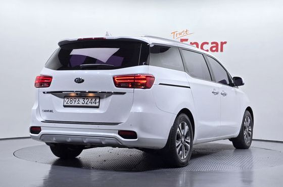 Kia Carnival 9-Seater Luxury — пробег 111 342 км — фото 2 из 5