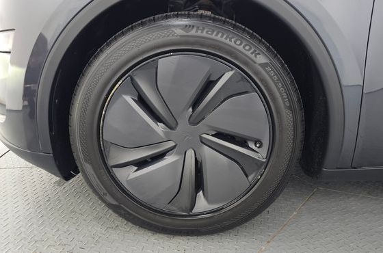 Tesla Model Y RWD — пробег 27 950 км — фото 5 из 5