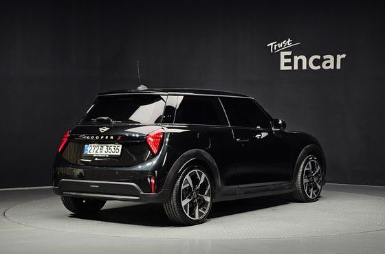 Mini Cooper Favoured — пробег 4 545 км — фото 2 из 5