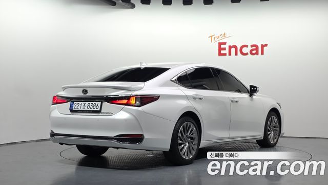 Lexus ES Executive — пробег 18 121 км — фото 2 из 5