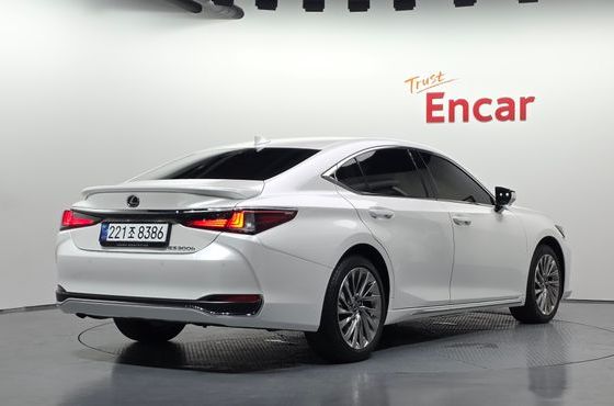 Lexus ES Executive — пробег 18 121 км — фото 2 из 5