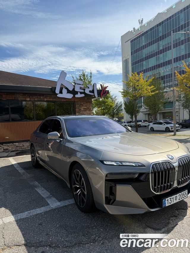 BMW 7-Series 740d xDrive M Sport — пробег 4 500 км — фото 2 из 5