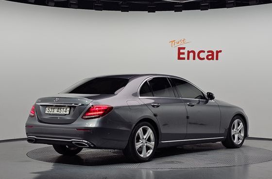Mercedes-Benz E-Class E220d Avantgarde — пробег 106 576 км — фото 2 из 5