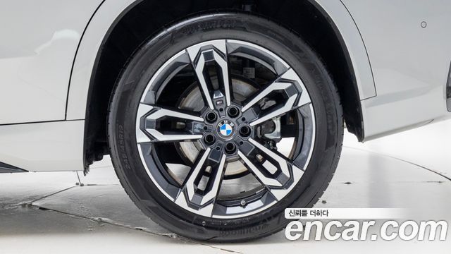 BMW X1 xDrive 20i M Sport — пробег 4 013 км — фото 5 из 5
