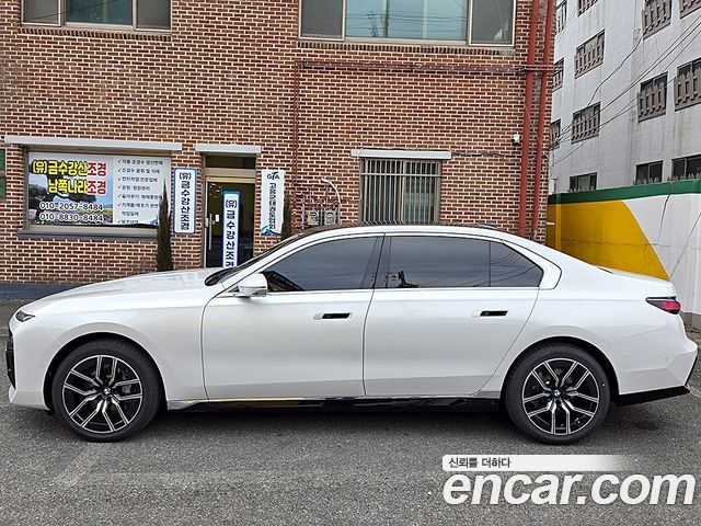 BMW 7-Series 740i xDrive M Sport — пробег 2 400 км — фото 3 из 5