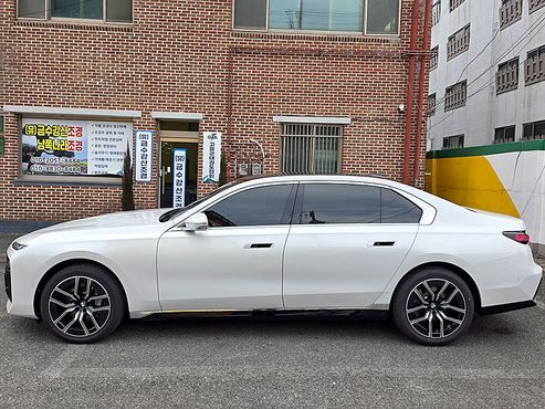 BMW 7-Series 740i xDrive M Sport — пробег 2 400 км — фото 3 из 5
