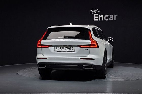 Volvo V60 T5 Pro AWD — пробег 70 447 км — фото 4 из 5
