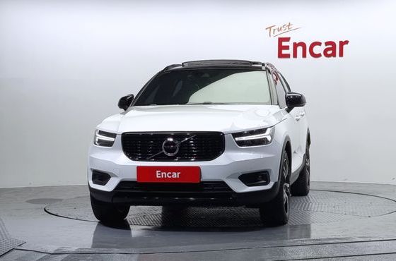Volvo XC40 B4 R-Design — пробег 126 093 км — фото 3 из 5