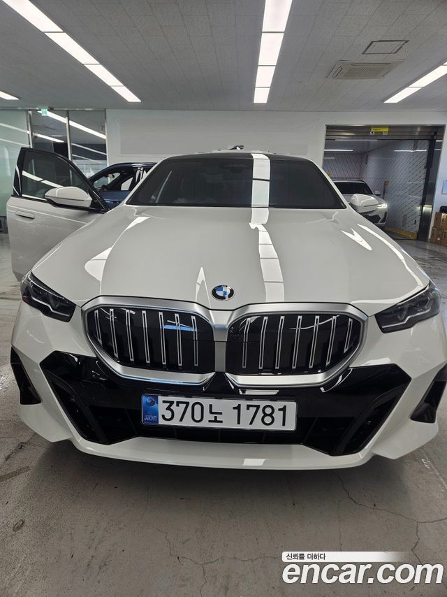 BMW 5-Series 530i xDrive M Sport — пробег 100 км — фото 2 из 5