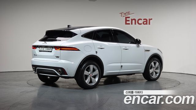 Jaguar E-PACE R250 R-Dynamic SE — пробег 32 889 км — фото 2 из 5