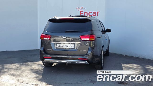 Kia Carnival Gasoline 7-seater Limousine President — пробег 92 333 км — фото 4 из 5