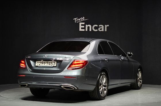 Mercedes-Benz E-Class E300 4MATIC Avnatgarde — пробег 90 702 км — фото 2 из 5