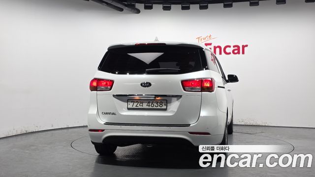 Kia Carnival 11-seater Deluxe — пробег 67 688 км — фото 4 из 5