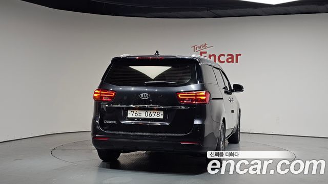Kia Carnival 11-Seater Prestige — пробег 123 860 км — фото 4 из 5