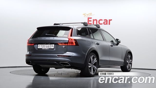 Volvo V60 T5 Pro AWD — пробег 104 492 км — фото 2 из 5