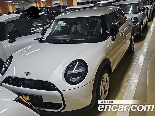 Mini Cooper 5Door Essential — пробег 1 км — фото 1 из 5