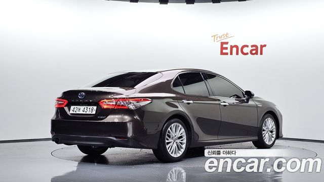 Toyota Camry 2.5 XLE Hybrid — пробег 76 847 км — фото 2 из 5