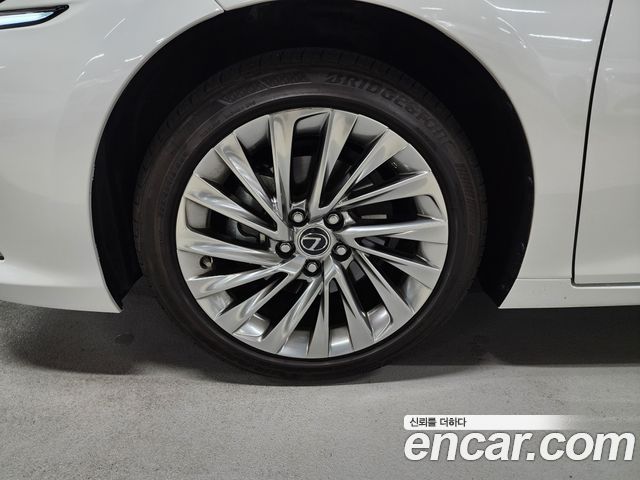 Lexus ES Luxury Plus — пробег 26 131 км — фото 5 из 5