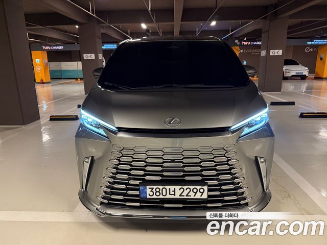 Lexus LM 500h Executive — пробег 7 300 км — фото 2 из 5