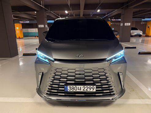 Lexus LM 500h Executive — пробег 7 300 км — фото 2 из 5