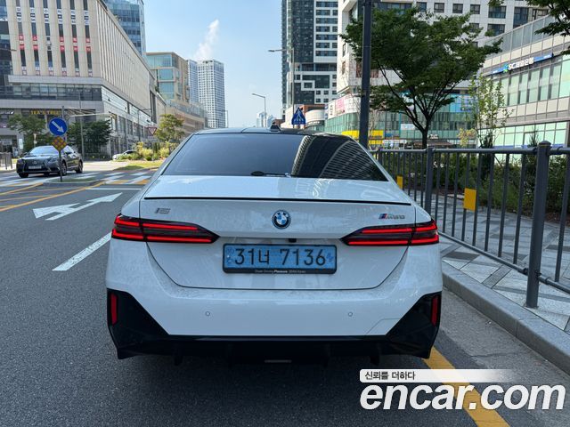 BMW i5 M60 xDrive — пробег 27 500 км — фото 2 из 5
