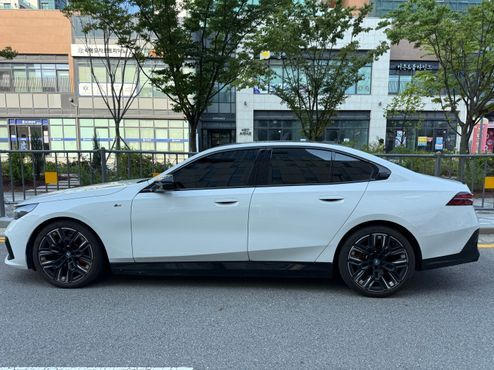 BMW i5 M60 xDrive — пробег 27 500 км — фото 3 из 5