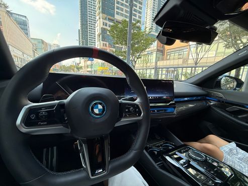 BMW i5 M60 xDrive — пробег 27 500 км — фото 5 из 5