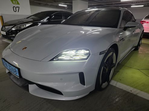 Porsche Taycan Base 4 — пробег 3 180 км — фото 1 из 5