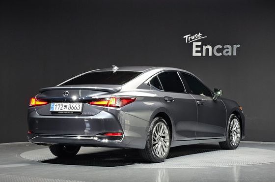 Lexus ES Executive — пробег 15 077 км — фото 2 из 5