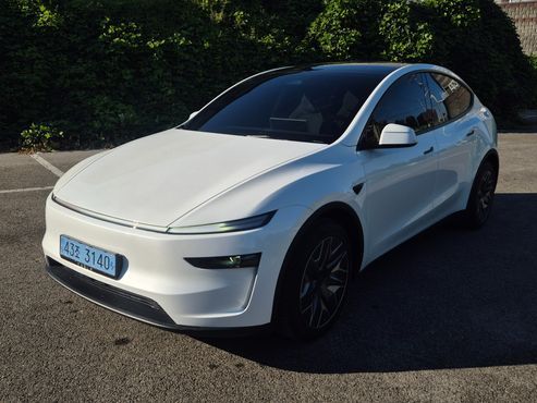 Tesla Model Y L Long Range AWD — пробег 1 387 км — фото 1 из 5