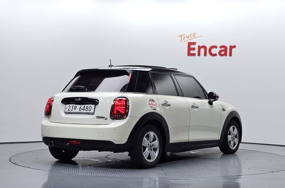 Mini Cooper 5Door Mid 3rd — пробег 55 636 км — фото 2 из 5