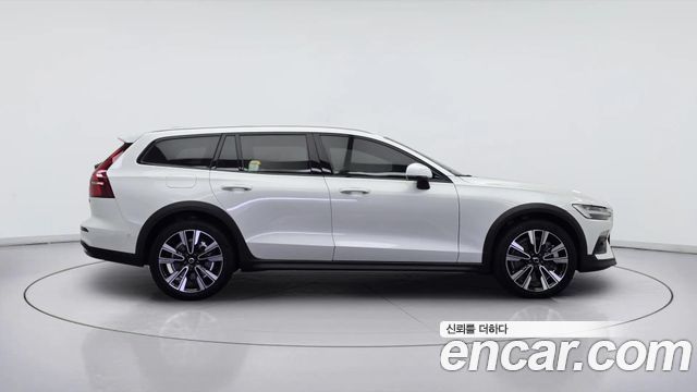 Volvo V60 B5 Ultra AWD — пробег 10 773 км — фото 3 из 5