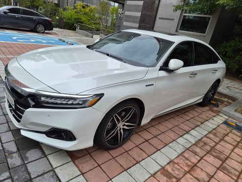 Honda Accord 2.0 Hybrid Touring — пробег 40 000 км — фото 1 из 5