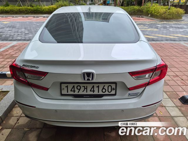 Honda Accord 2.0 Hybrid Touring — пробег 40 000 км — фото 4 из 5