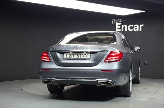Mercedes-Benz E-Class E300 4MATIC Exclusive — пробег 144 320 км — фото 4 из 5