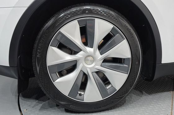 Tesla Model Y RWD — пробег 26 947 км — фото 5 из 5