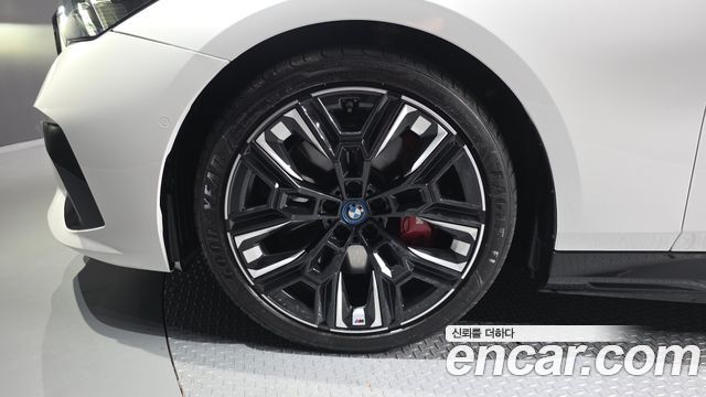 BMW i5 M60 xDrive — пробег 39 877 км — фото 5 из 5