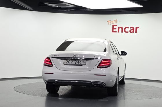 Mercedes-Benz E-Class E220d 4MATIC Exclusive — пробег 96 922 км — фото 4 из 5