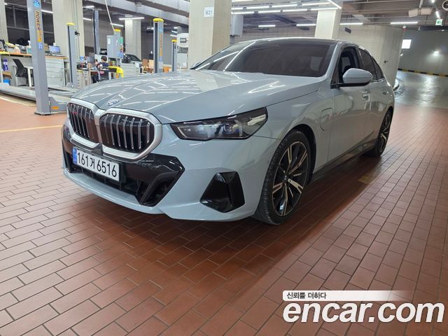 BMW 5-Series 530e M Sport — пробег 4 200 км — фото 1 из 5