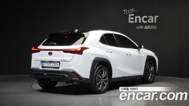 Lexus UX 2.0 F-Sport 2WD — пробег 6 153 км — фото 2 из 5