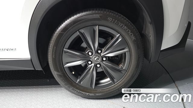 Lexus UX 2.0 2WD — пробег 81 610 км — фото 5 из 5