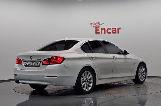 BMW 5-Series 528i xDrive — пробег 87 489 км — фото 2 из 5