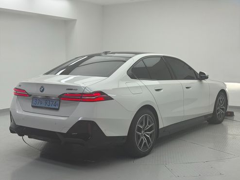 BMW i5 xDrive 40 M Sport — пробег 4 887 км — фото 2 из 5