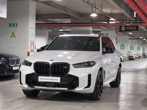 BMW X5 M60i — пробег 4 810 км — фото 1 из 5
