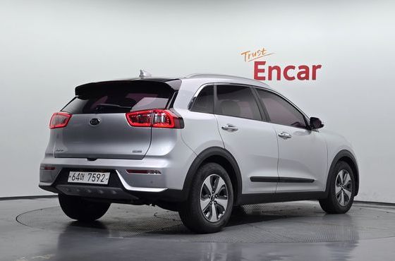 Kia Niro Prestige — пробег 111 693 км — фото 2 из 5