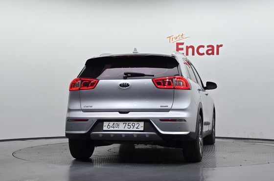Kia Niro Prestige — пробег 111 693 км — фото 4 из 5