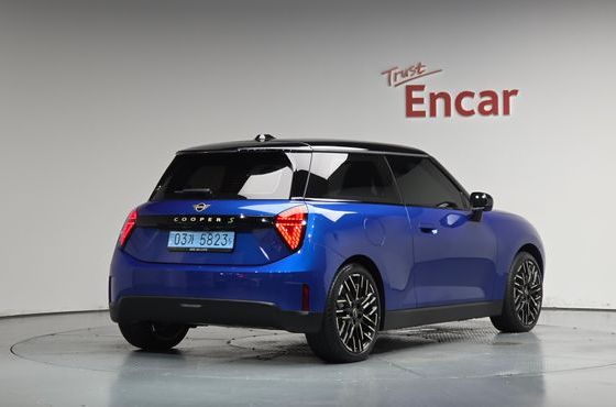 Mini Cooper SE Favoured — пробег 9 857 км — фото 2 из 5