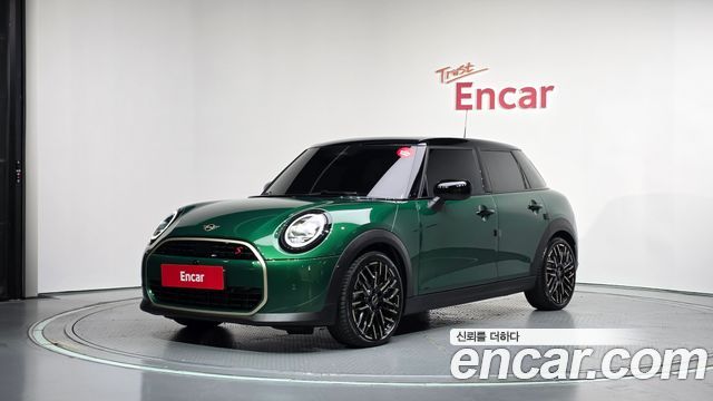 Mini Cooper 5 Door Favoured — пробег 7 323 км — фото 1 из 5