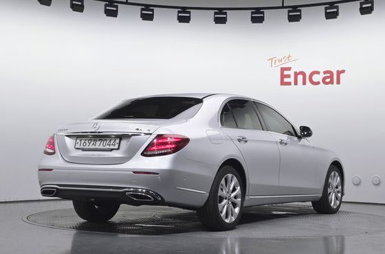 Mercedes-Benz E-Class E220d 4MATIC Exclusive — пробег 82 498 км — фото 2 из 5